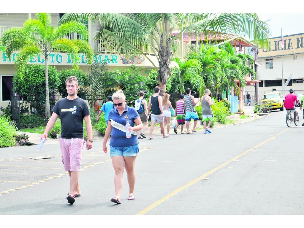 Visitas.Llegan turistas de diferentes países.(armando echeverría)
