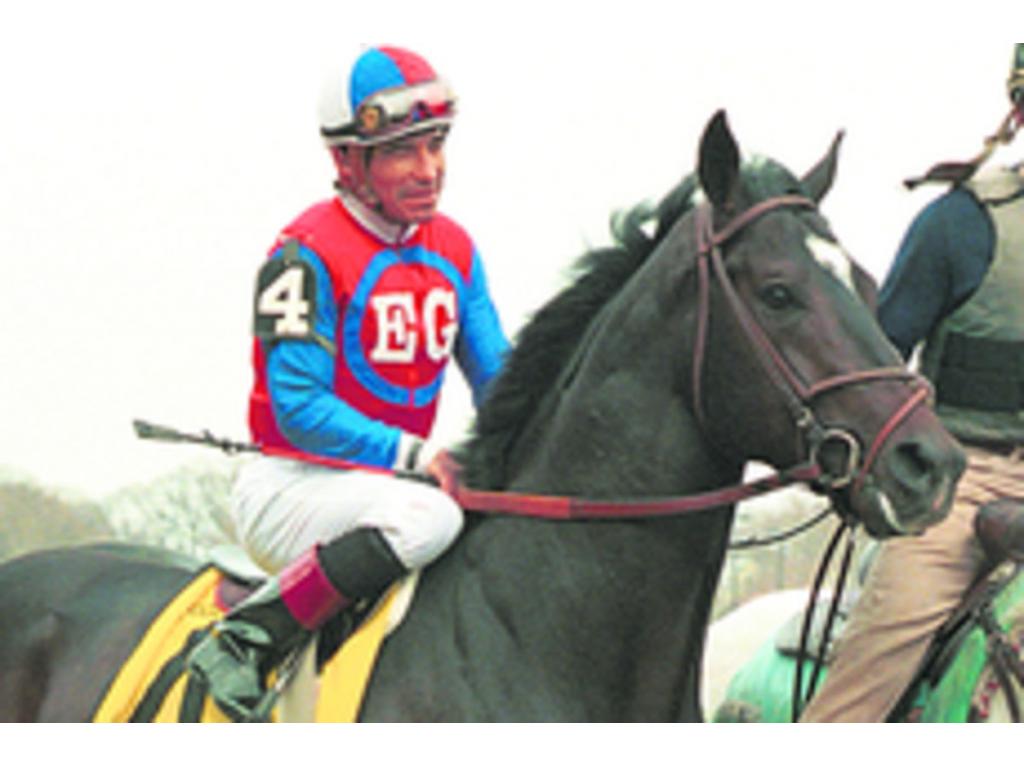 Lloyd LaBeach camina junto a su entrenador en la década de los 40.(Archivo)