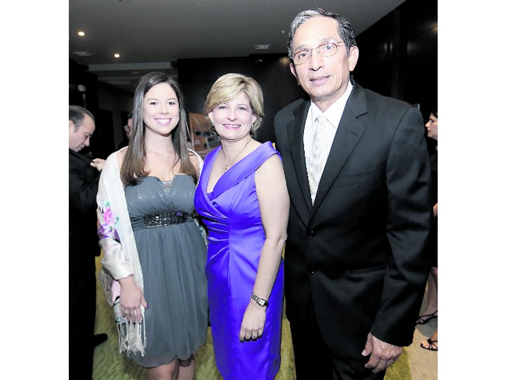 2. Alejandra Sierra, Natacha Jované y Jaime Jované. ()