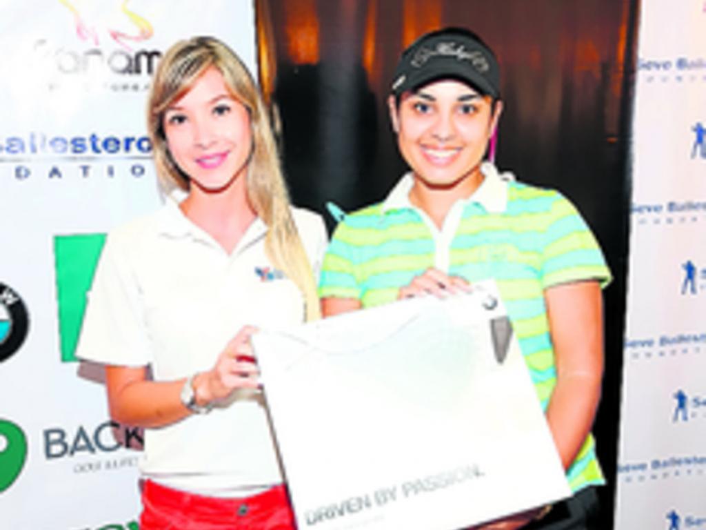 6. Karen Gutiérrez (dcha.) ganó el premio longest drivers en el hoyo número 15.