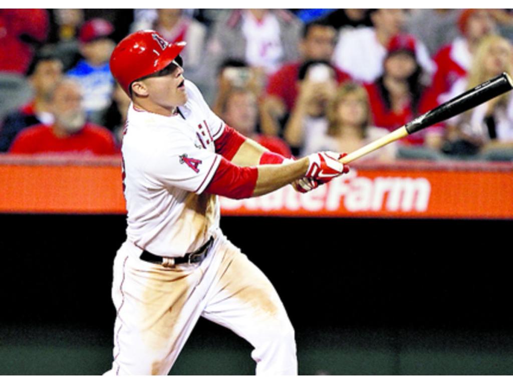 Trout llega a la tercera base, tras sonar un triple remolcador en el cuarto episodio. Este fue su segundo imparable de la noche, luego conectaría un doble de tres carreras para terminar con el cuadrangular.