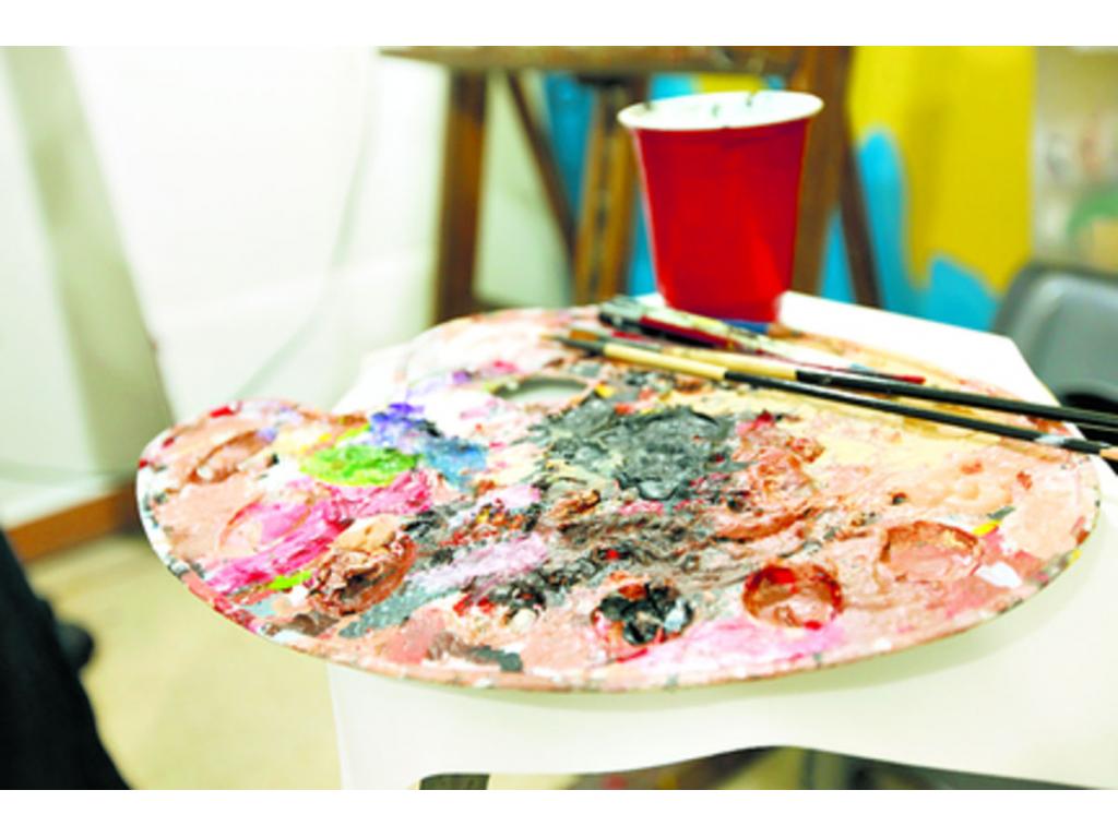 Solo necesita pinceles, acrílicos y agua para poder pintar.