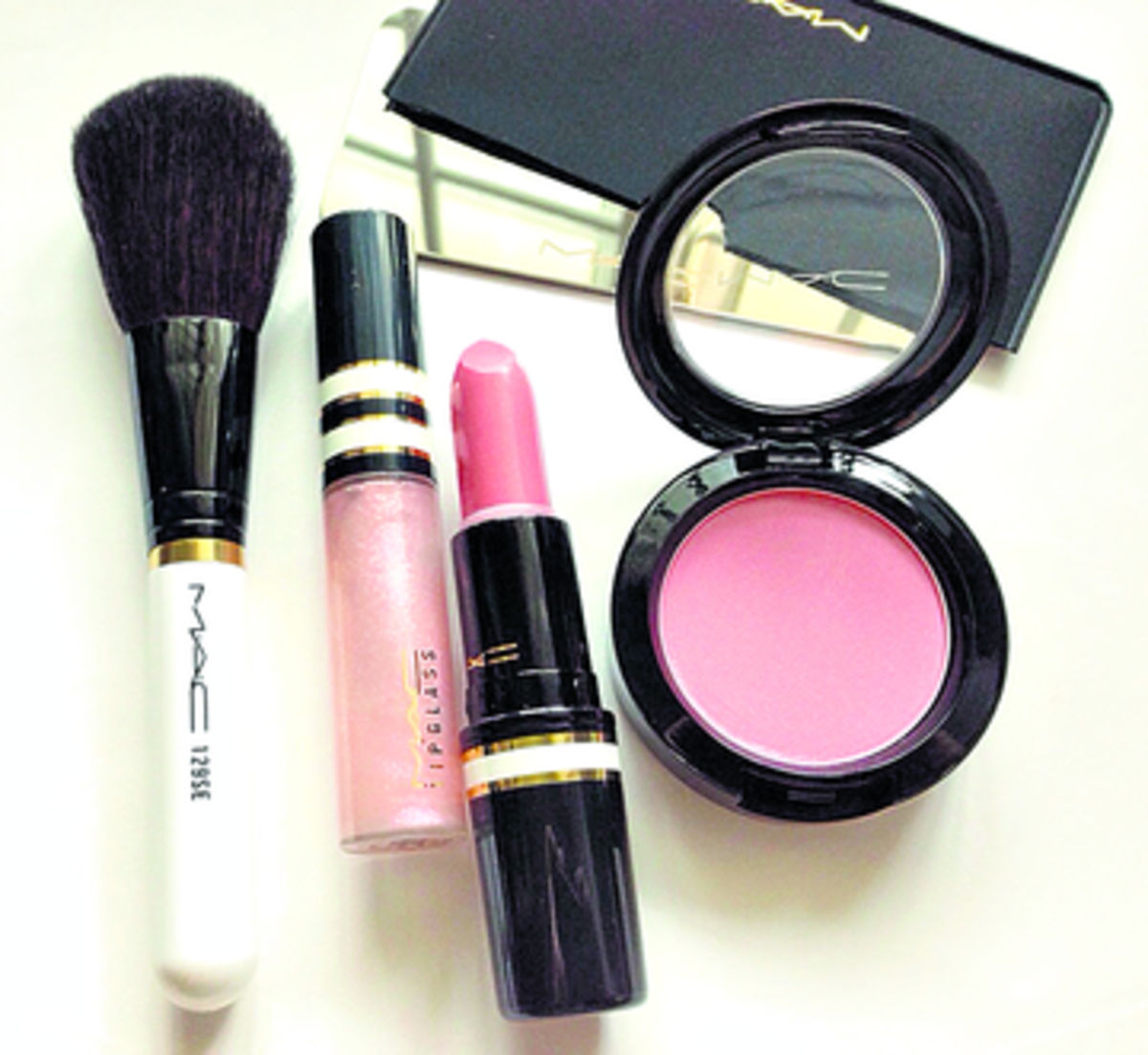 En tono nude, brillo Softly Lit, labial creme y lápiz de labios Boldly.