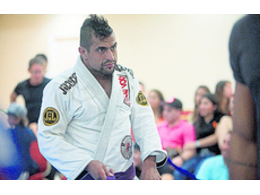 Los luchadores que no superaron la primera ronda no se fueron con las manos vacías, pues los organizadores obsequiaron un kimono a cada competidor.()