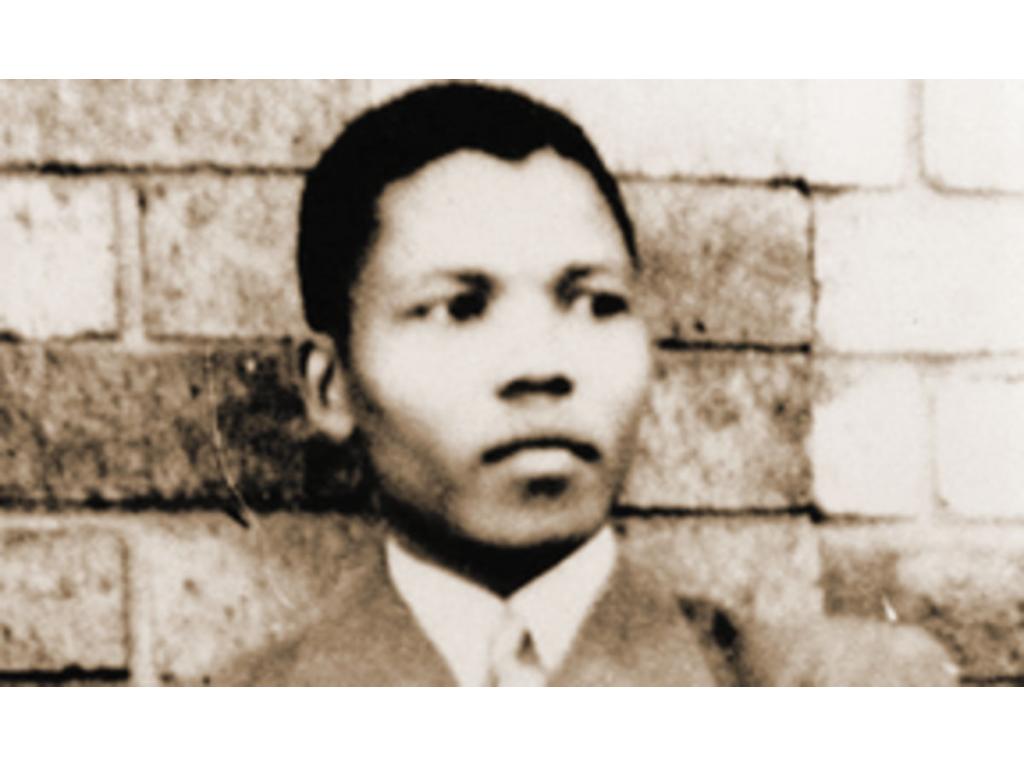 La vida de un ícono popular. 27 años en prisión convirtieron a Mandela en un símbolo carismático. 18/7/1913 Nace en la región de Mvezo, Transkei, Nelson Mandela, Es hijo de Gadla Henry Mphakanyiswa y de Nonqaphi Nosekeni Fanny.