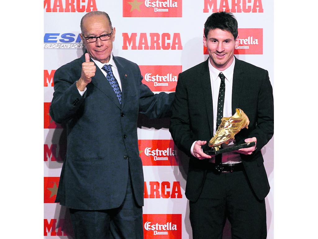 Honor. El exentrenador Luis Suárez entregó el premio.(AP)