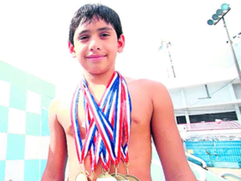 Posando con sus medallas.(Alberto Ortega)