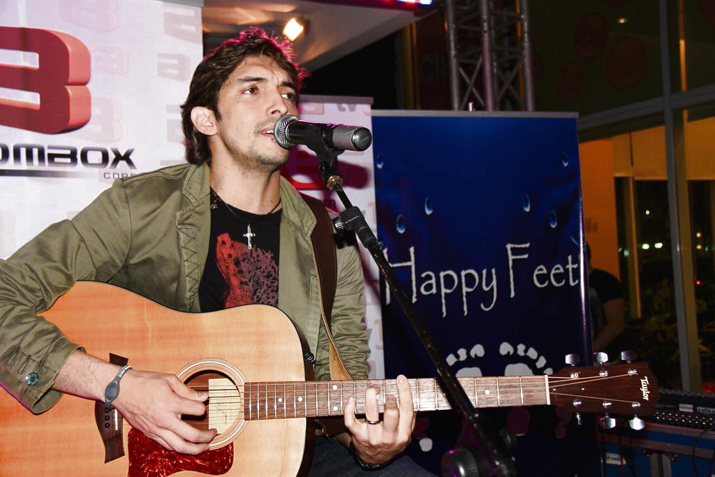 Presentación. Iván Barrios lo acompañó en su show.()