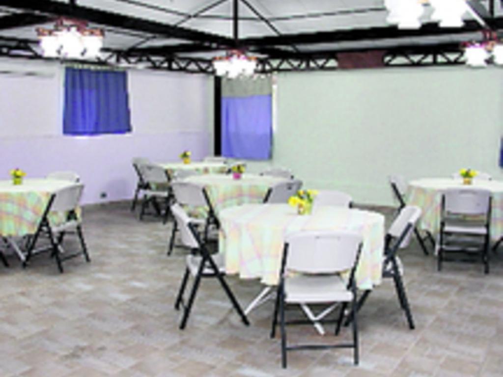 El salón cuenta con aire acondicionado ideal para reuniones, seminarios o eventos sociales.
