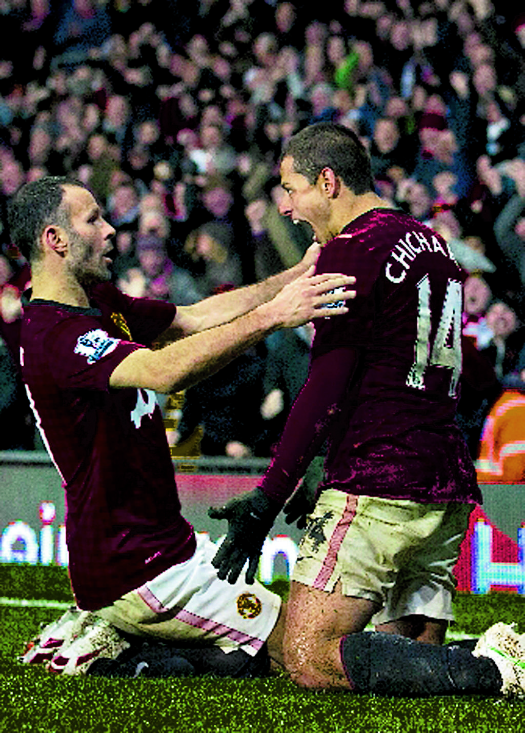Hernández (dcha.) y Giggs. (AP)