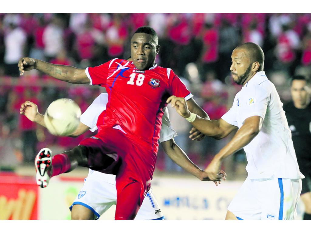 El ariete Luis Matador Tejada (izq.), de Panamá, trata de controlar el balón ante la marca de Víctor Bernardes, (dcha.) de Honduras, durante un partido por las eliminatorias al Mundial Brasil 2014.