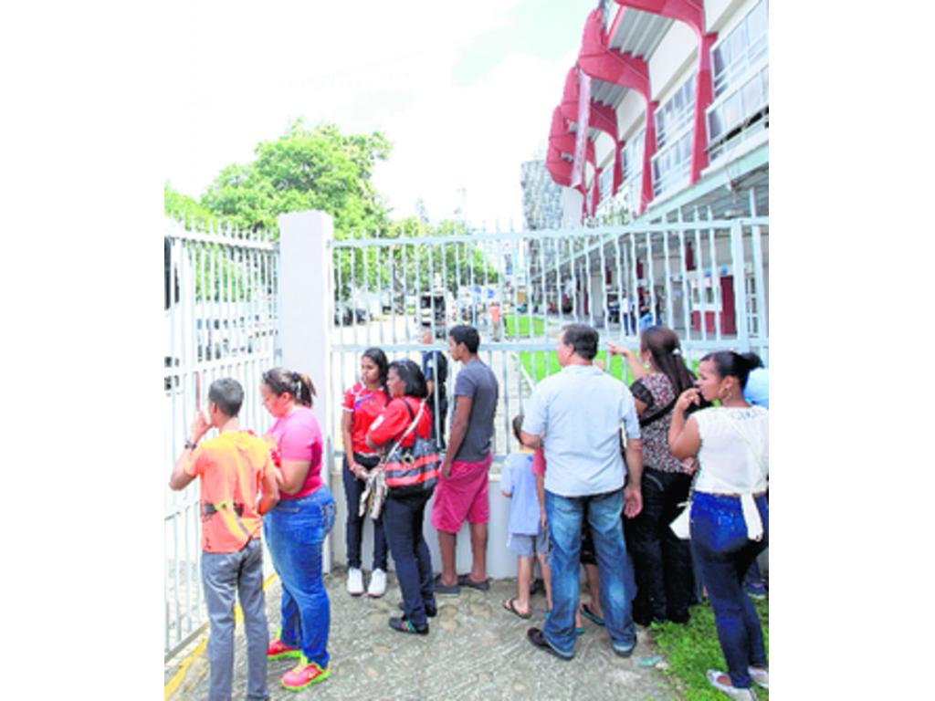 6. A Román Torres le gusta atender a sus fans.(Alberto Ortega)