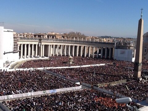 Miles de personas asisten a la última audiencia del papa Benedicto XVI. Foto/Cortesía <br><h2 class="username"><span class="screen-name"><s>@</s>PCCS_VA</span></h2>