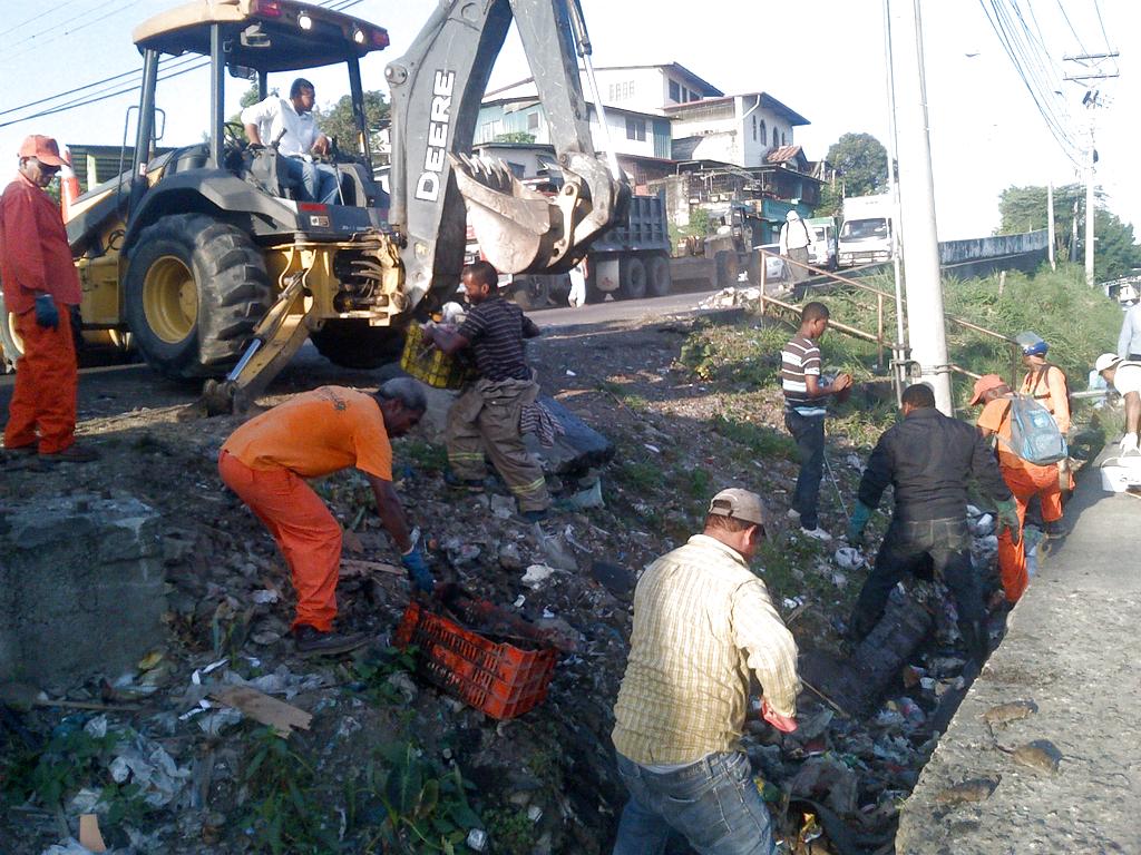 Los funcionarios utlizan retroexcavadora para recoger la basura. Foto/Jesús Simmons<br>
