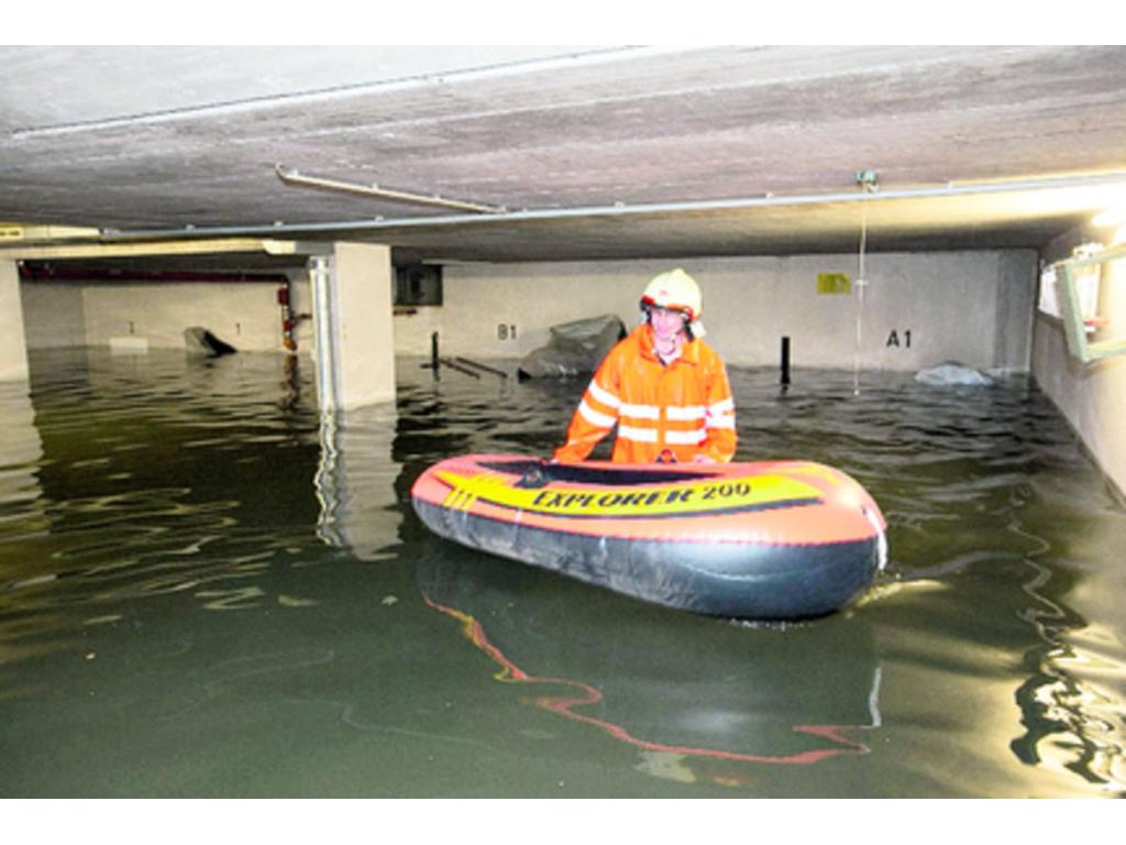 Un bombero inspecciona un garaje inundado en Austria.(AP)
