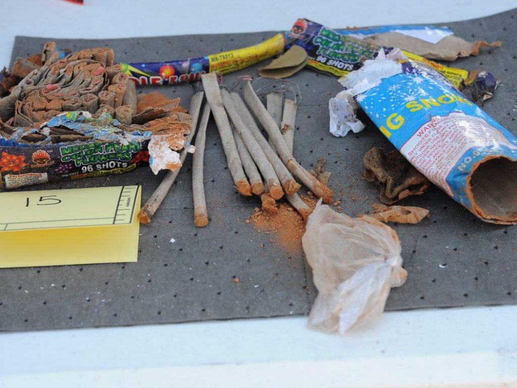 Fuegos artificiales abiertos y vaciados encontrados en el cuarto de Dzhokhar Tsarnaev, en la Universidad de Massachusetts-Dartmouth en New Bedford, Massachusetts.