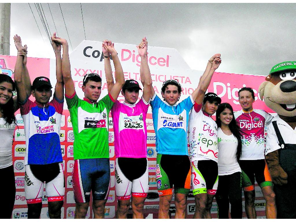 Ganadores. Los líderes se presentan al podio.(Miguel Contreras)