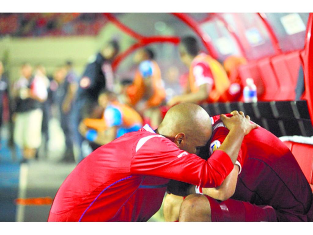 Roberto Bombardero Brown sirvió de consuelo para varios jugadores de la selección de Panamá, que estaban destrozados tras la pérdida.(Anayansi Gamez/Alberto Ortega)