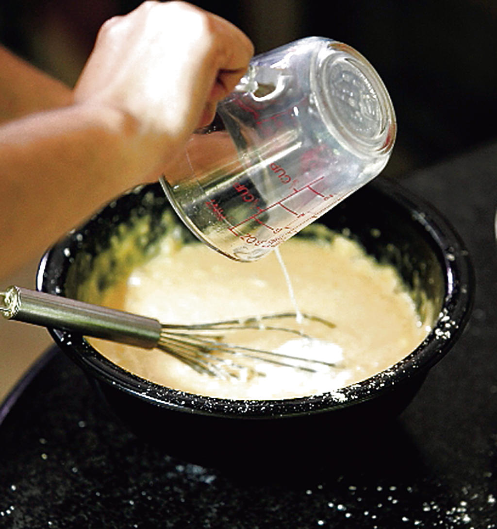 Mezcle los ingredientes del batido. ()