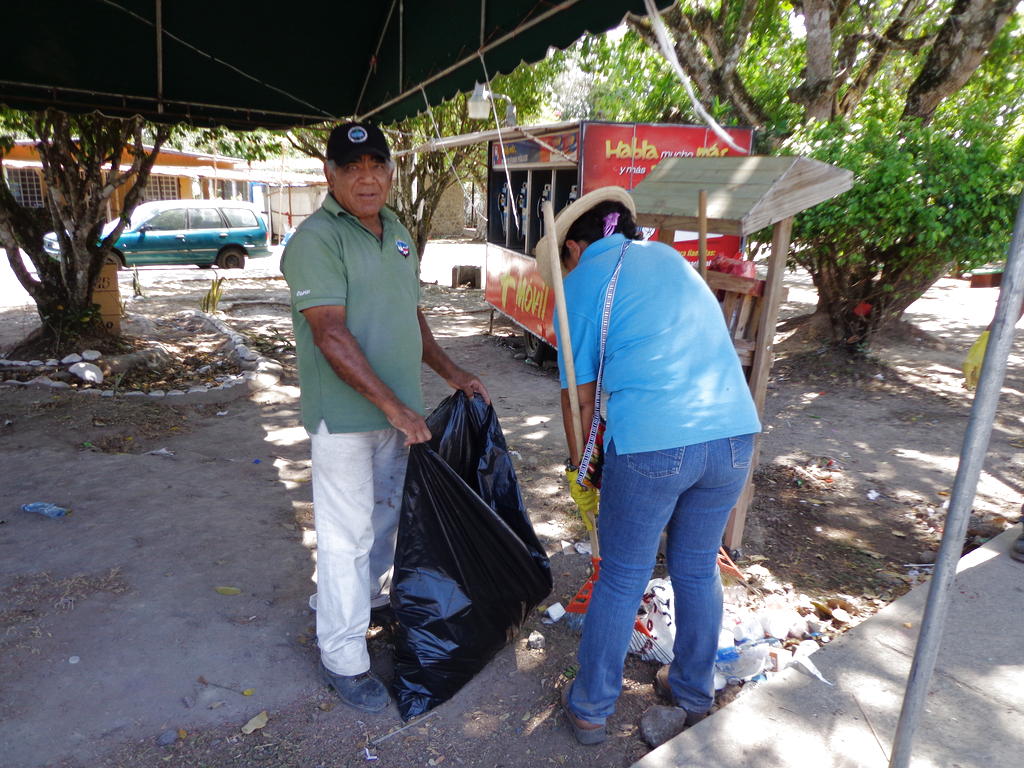 Autoridades y moradores recogen la basura en Atalaya. Foto/Melquiades Vásquez<br>
