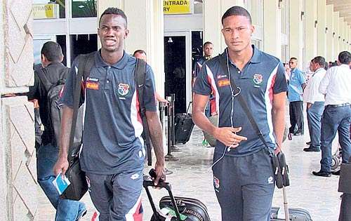 <p>Jugadores. Cecilio Waterman (izquierda), junto al colonense Eric Davis.</p>