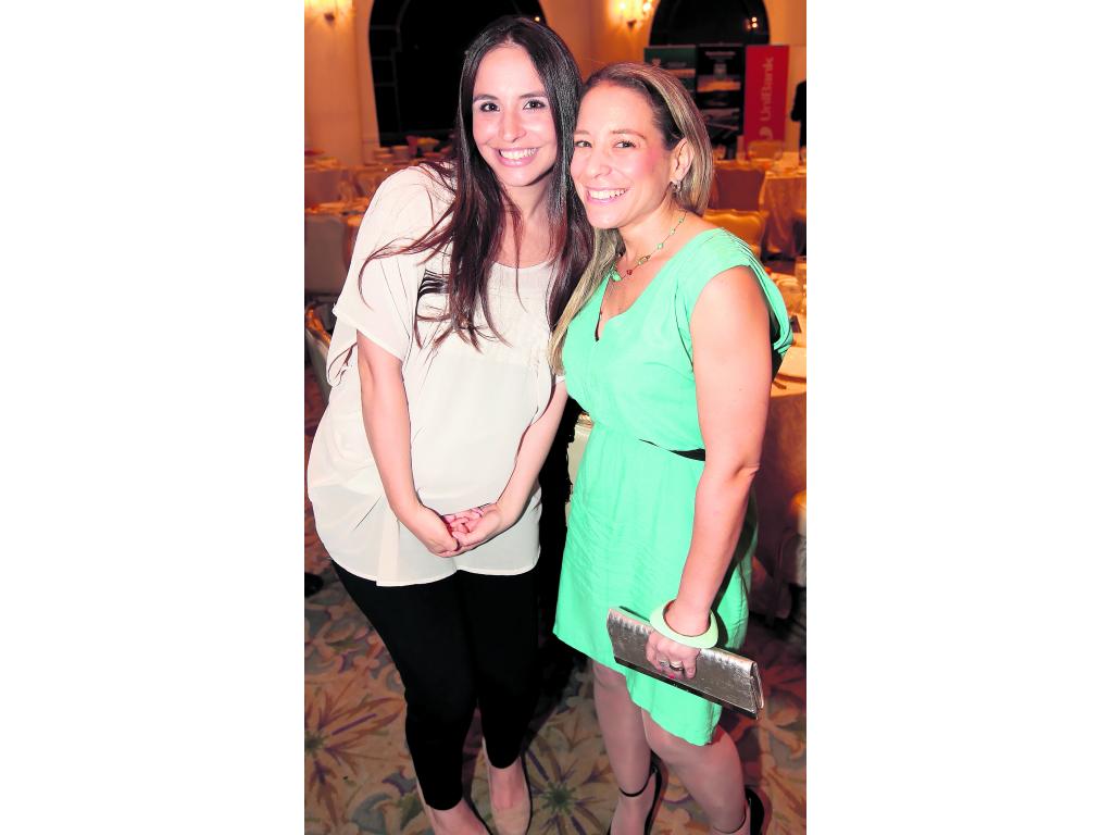 Perla Israel de Shatz y Galia Shtang Weiss.()