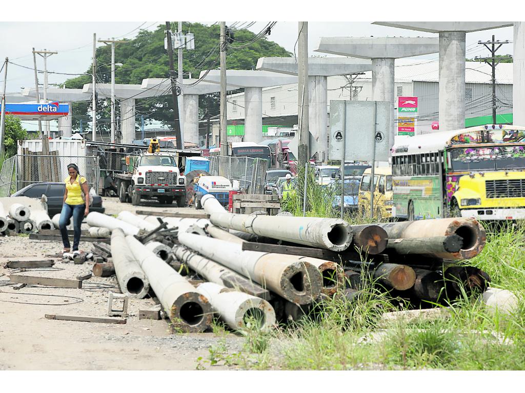 Postes. Obstaculizan el paso de los peatones.(Noriel Gutiérrez)