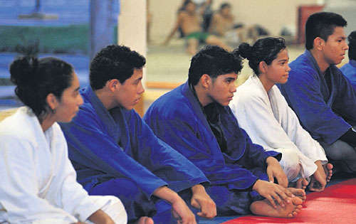 <p>Competidores de la disciplina de Judo se encuentran en receso.</p>