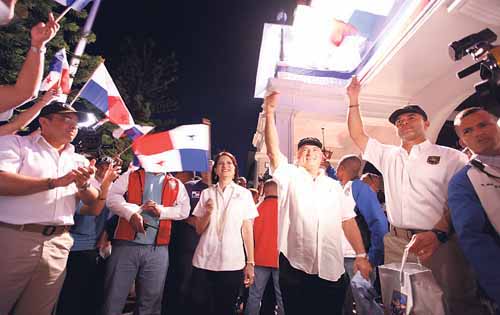 <p>Dianas. Bandas musicales de distintos estamentos pusieron a bailar a todos, incluyendo al presidente.</p>