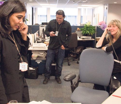 <p>Distinción. Nikki Kahn, Ricky Carioti y Carol Guzy celebran el galardón obtenido.</p>