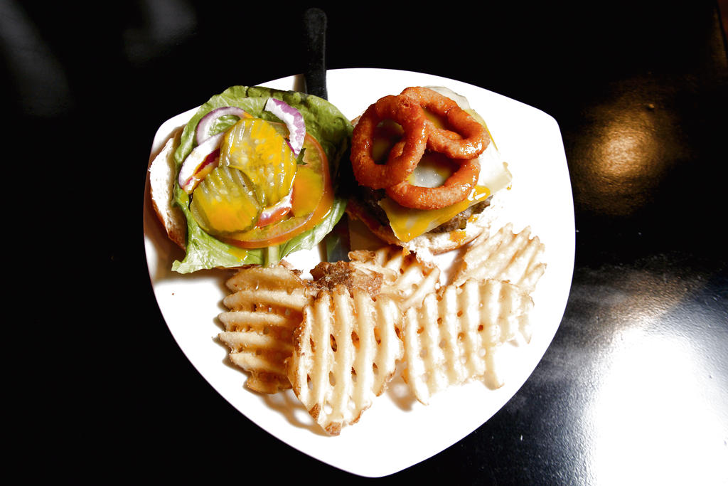 Hamburguesa Brits, acompañada de papas fritas.()