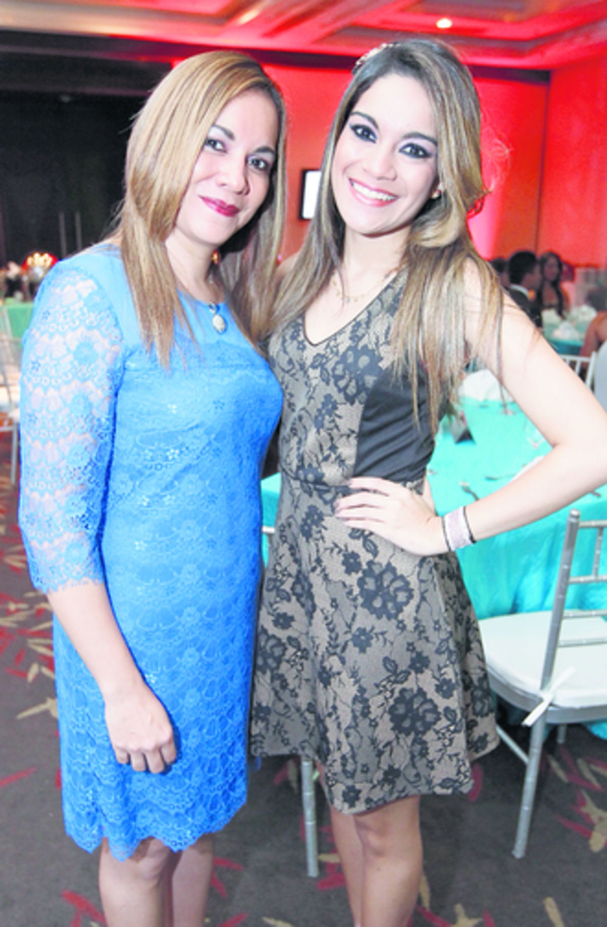 8. Yazmín de Gutiérrez y Hazel Gutiérrez.