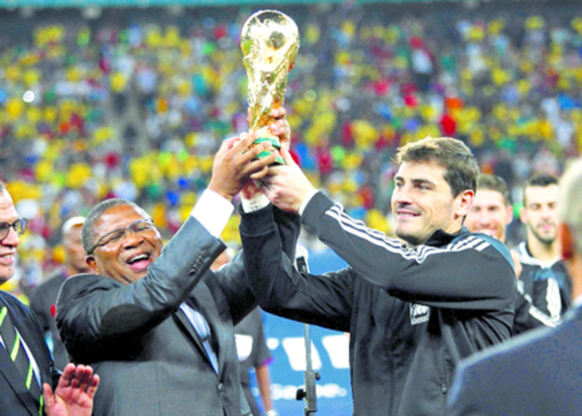 Recuerdo. Iker Casillas levanta la Copa del Mundo, en el mismo escenario donde tres años antes la conquistó, tras superar en la final a Holanda.(Foto: AP)