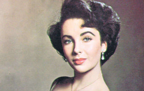 <p>Diosa. Elizabeth Taylor es considerada como uno de los íconos más emblemáticos de la época de oro del cine. El filme será creado en base a su romance con Richard Burton.</p>