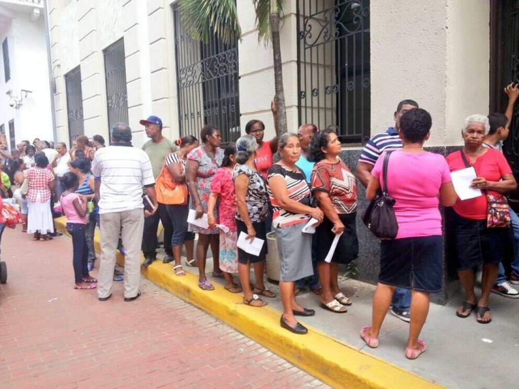 Centenares de personas forman su fila para recibir su Cerdem. Foto/Jason Morales<br>