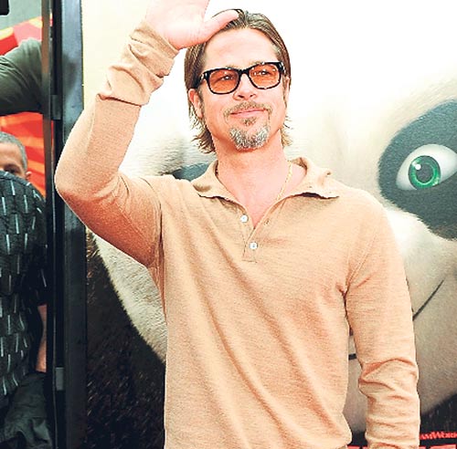 <p>Brad Pitt. En un conjunto monocromático color beige y gafas de sol con vidrio de colores.</p>