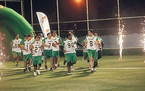 <p>Presentación. Los Outlaws entran a la cancha.</p>