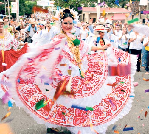 <p> Festejo. Las Tablas en julio del 2010, dando inicio a su reinado, uno de los más costosos de la historia del Festival. </p>