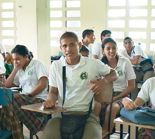 <p>En el salón. A Roberto Chen le encanta ir a la escuela a aprender cosas interesantes.</p>