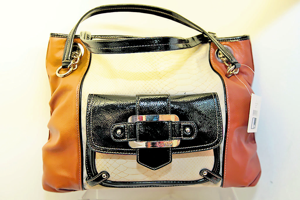 Bolso. Nuevo modelo New Yok de Nine West, en color white y brown, combinadas para proyectar exclusividad.()