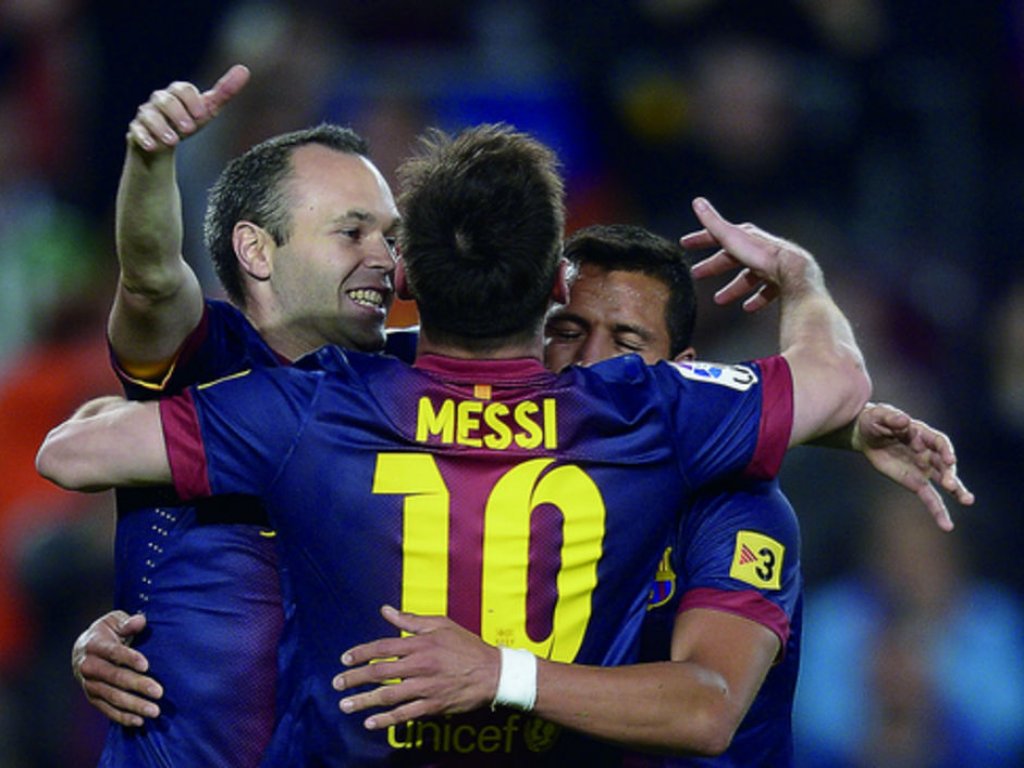 Messi se funde en un gran abrazo con sus compañeros Andrés Iniesta y Alexis Sánchez. Los tres protagonizaron una jugada exquisita que el argentino definió exitosamente.(AP)
