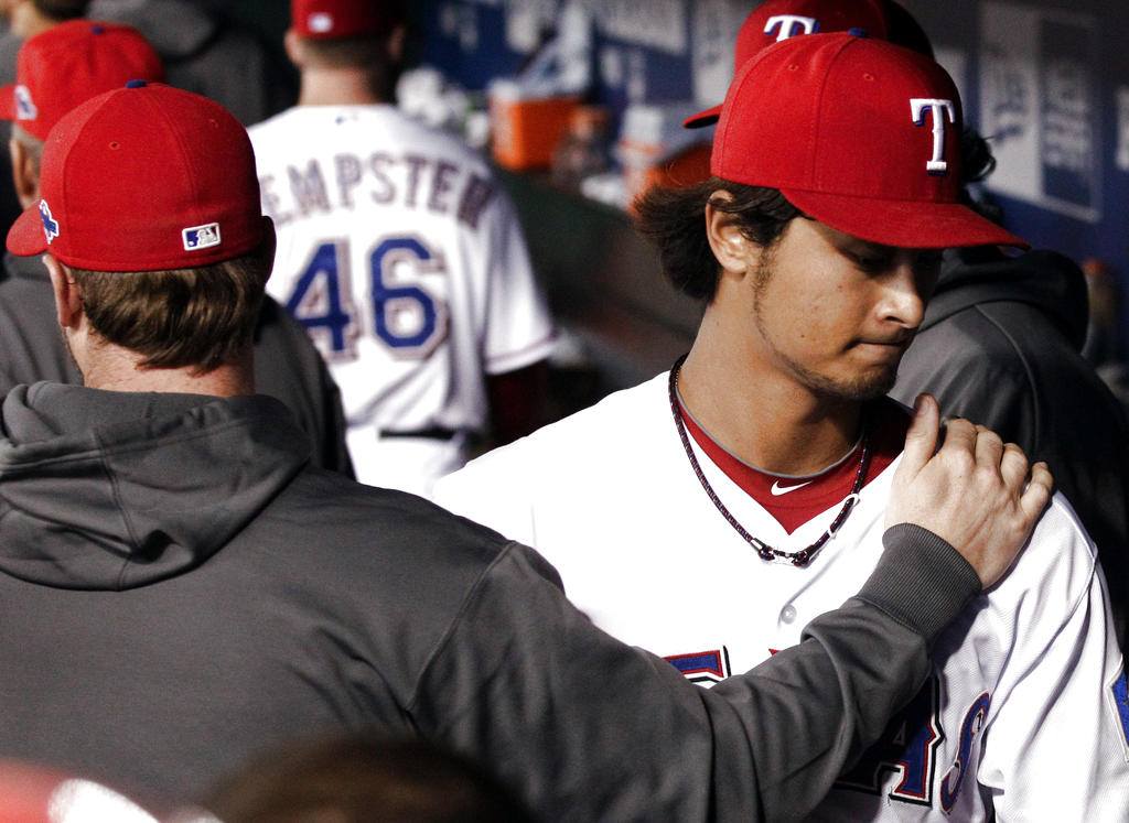 El abridor Yu Darvish, derecha, después de salir durante el séptimo. Foto: EFE<br>