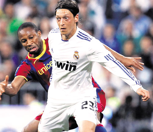 <p>Trabajo. El defensa maliense del FC Barcelona Seydou Keita (izquierda), lucha el balón con alemán Mesut Özil.</p>