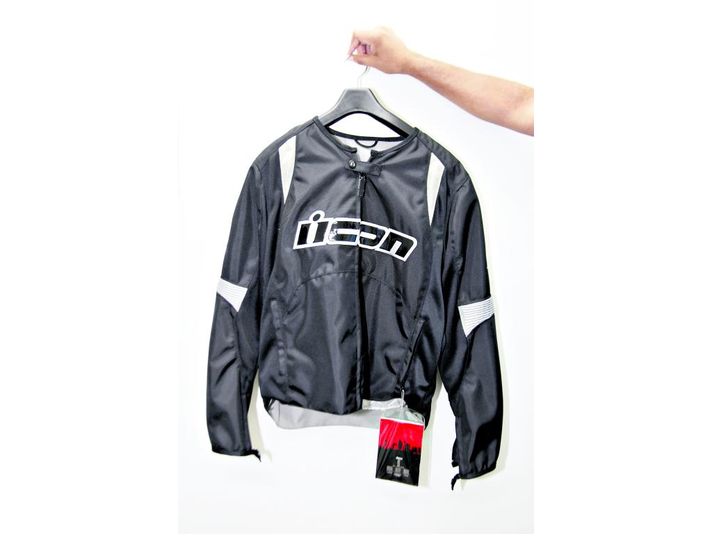 Eficaz. Elegante "jacker" protector para motociclistas que cubren partes específicas del cuerpo como la espalda, los brazos y los hombros. ()