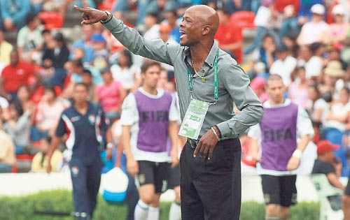 <p>Positivo. El técnico Jorge Dely (d) de Panamá da instrucciones a sus jugadores.</p>