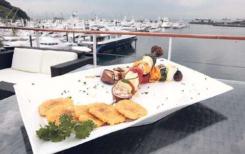 <p>Brochetas vegetarianas con patacones.</p>