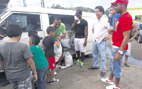 <p>Incentivo. Los jugadores recibieron bolsas de alimento.</p>