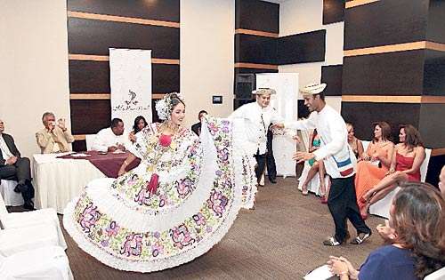 <p>Show. Bailes típicos amenizaron la velada.</p>
