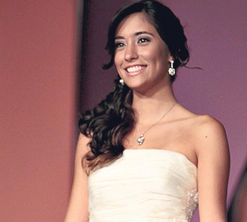 <p>Yvonne Cecilia Bennett Tejeira se decantó por una creación con finos bordados.</p>