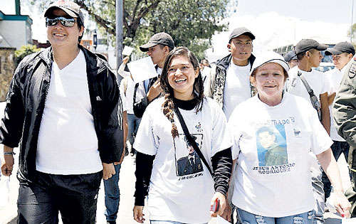 <p>Valor. La hija de Carlos José Duarte (c) marchó recientemente por la liberación de su padre.</p>